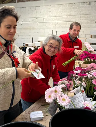 Action fleur 1er octobre soutenue par la Fondation be.Source